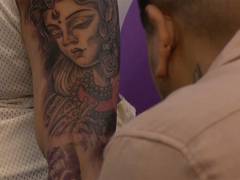 L'art traditionnel du tatouage népalais évolue avec les tendances modernes lors du sommet
