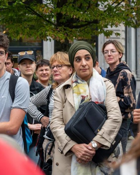L'assemblée bruxelloise adopte une résolution s'opposant à la loi fédérale sur les intrusions à domicile, révélant une fracture au sein de la majorité
