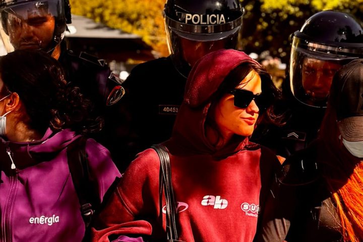Le bureau du Collège d'Europe à Tirana endommagé lors de manifestations étudiantes croissantes