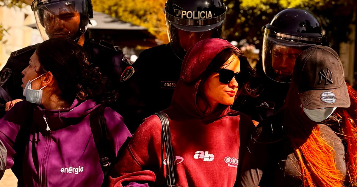 Le bureau du Collège d'Europe à Tirana endommagé lors de manifestations étudiantes croissantes