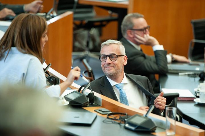 Le gouvernement bruxellois face à des défis lors de son premier conclave budgétaire amid des attentes mitigées