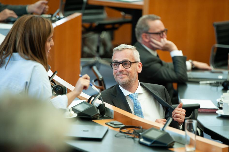 Le gouvernement bruxellois face à des défis lors de son premier conclave budgétaire amid des attentes mitigées