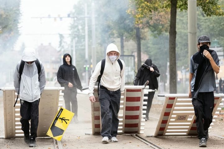 Le gouvernement français convoque une réunion d'urgence face à l'escalade des manifestations estudiantines.