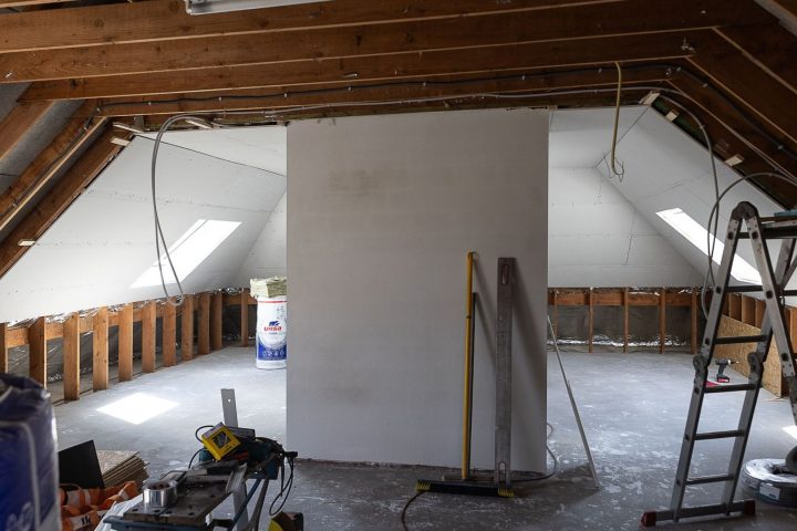 Le gouvernement wallon va réexaminer près de 8 000 dossiers de soutien à la rénovation après des critiques.