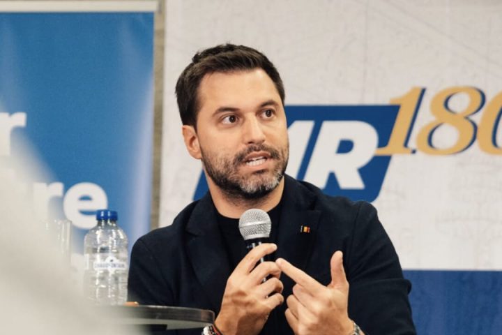 Le keffieh, symbole de terrorisme selon Georges-Louis Bouchez