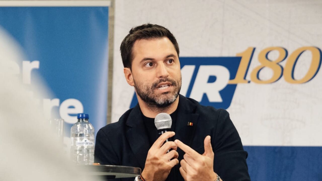 Le keffieh, symbole de terrorisme selon Georges-Louis Bouchez