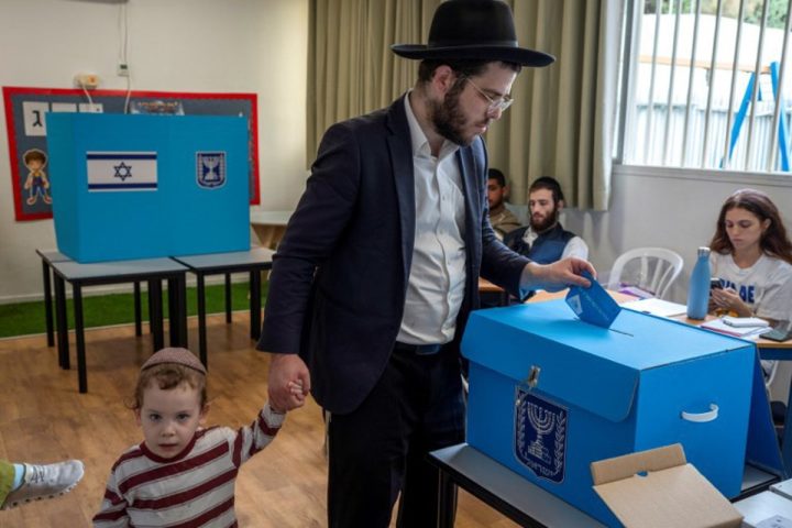 Le Likoud de Netanyahu reste le plus grand parti en Israël, mais l'opposition mène en sièges