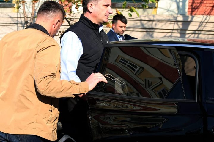 Le maire de Tirana en prison utilise l'IA pour promettre des repas scolaires gratuits
