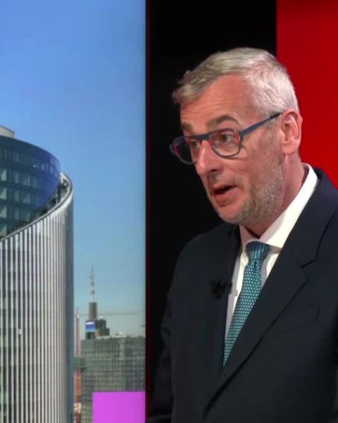 Le ministre bruxellois du Budget présente ses plans pour un budget équilibré d'ici 2029 malgré des coupes budgétaires