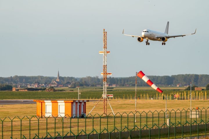 Le ministre bruxellois propose des mesures structurelles pour réduire le bruit des avions d'ici 2027