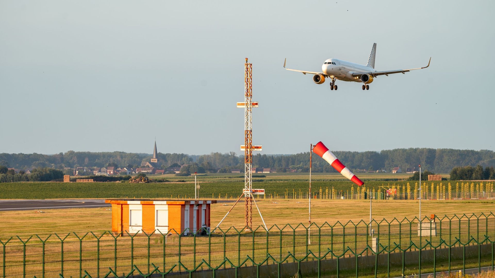 Le ministre bruxellois propose des mesures structurelles pour réduire le bruit des avions d'ici 2027