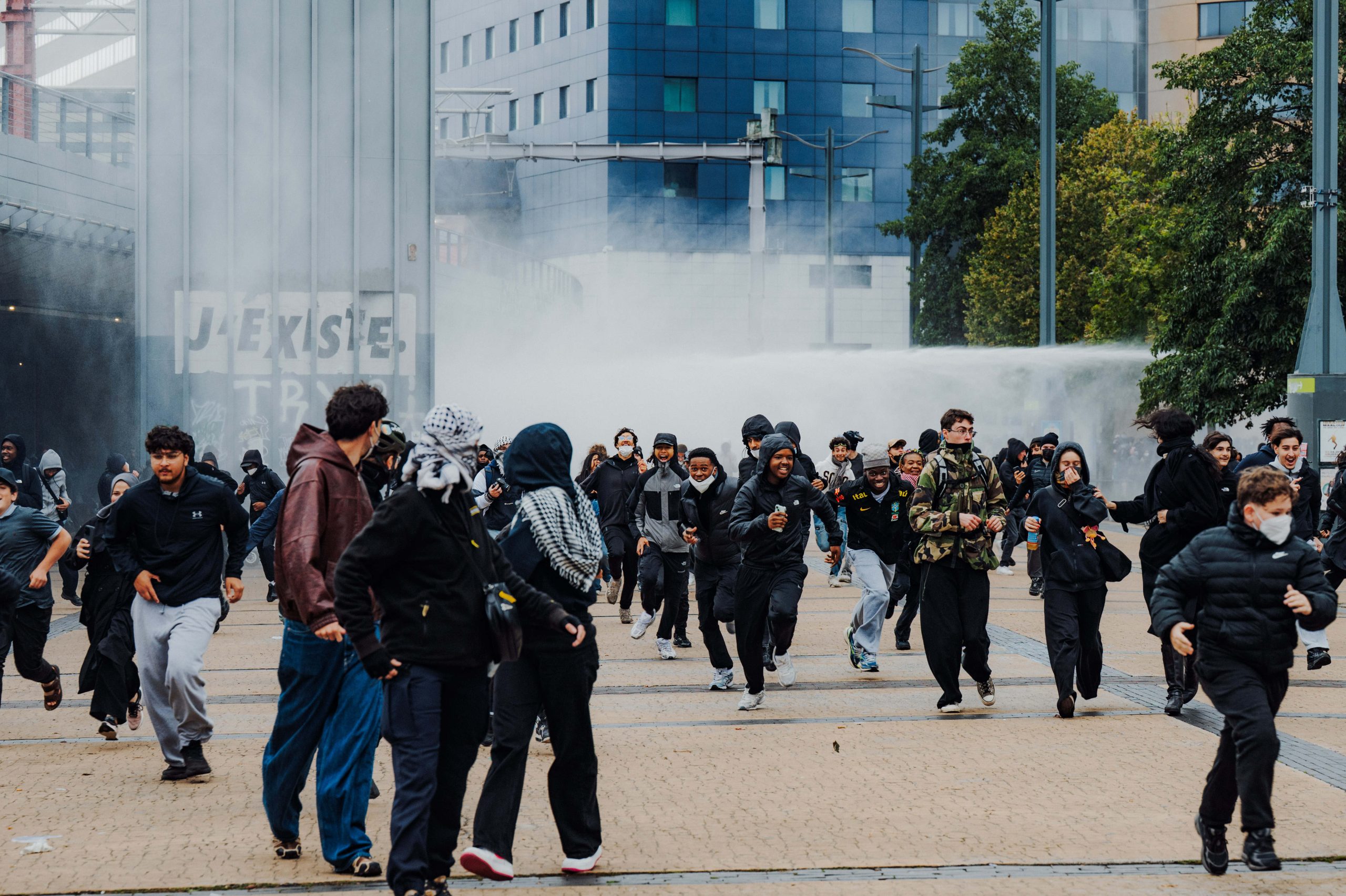 Le ministre de l'Intérieur relie les récentes émeutes à une infiltration d'extrême gauche et à l'encouragement à la violence chez les jeunes