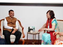 Le ministre en chef du Maharashtra reçoit Akie Abe et souligne les liens culturels entre l'Inde et le Japon