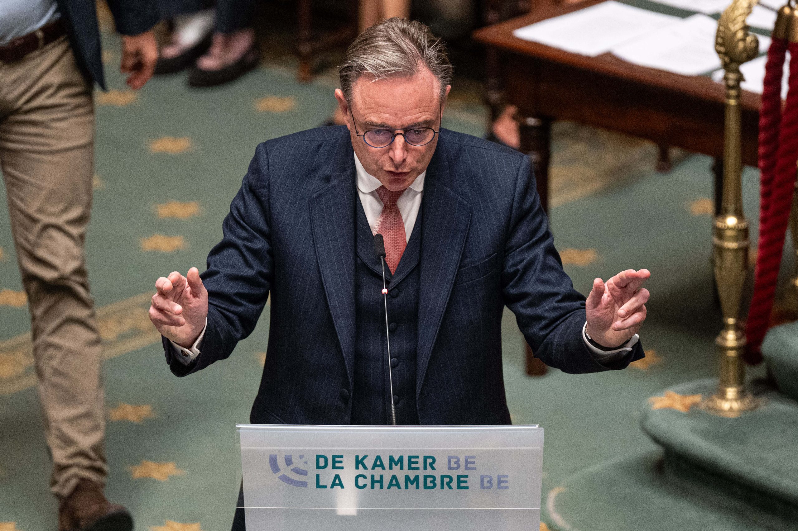 Le ministre-président De Wever retarde la présentation du budget en raison de négociations gouvernementales en cours.