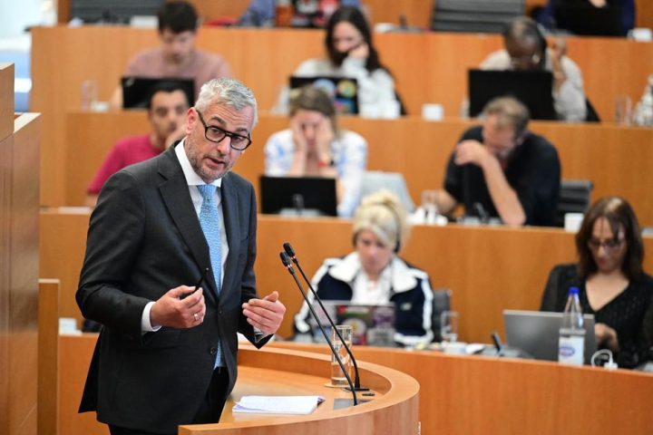 Le parlement toujours en attente des tableaux budgétaires finaux, des inquiétudes sur la stabilité de l'accord