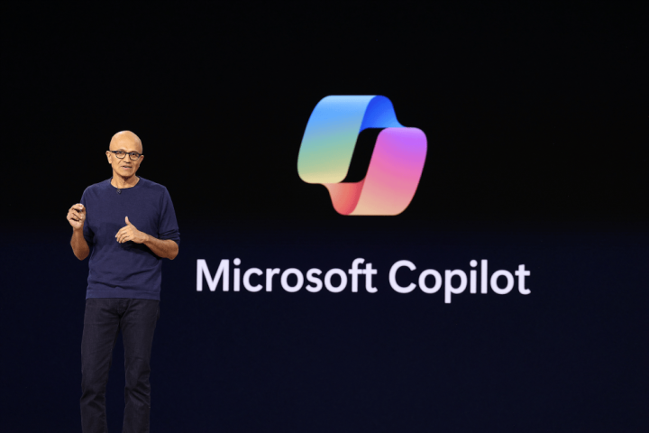 Le PDG de Microsoft souligne la nécessité de mesures de sécurité pour l'IA et de mécanismes de contrôle.