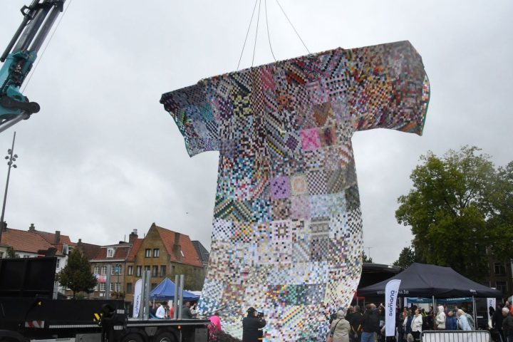 Le plus grand « manteau » du monde contre la solitude dévoilé à Bruges