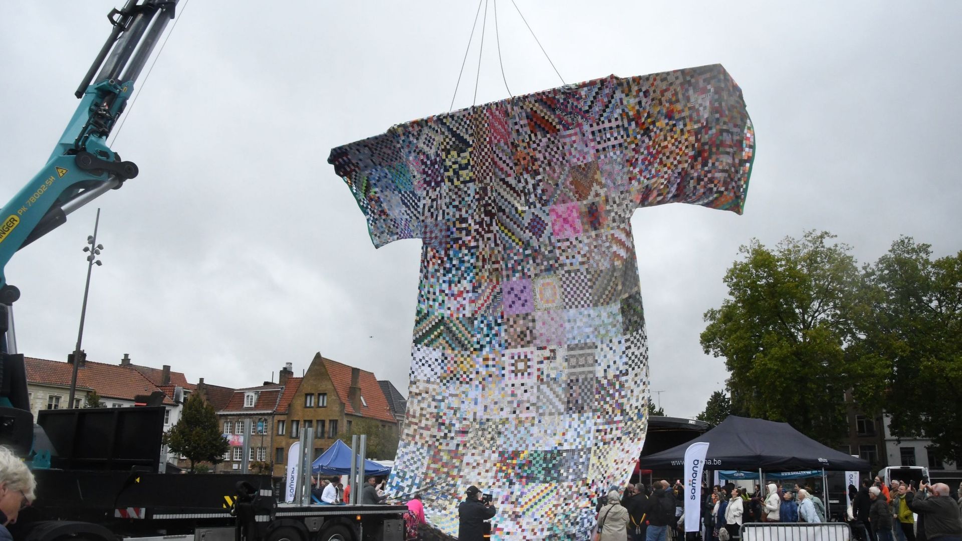 Le plus grand « manteau » du monde contre la solitude dévoilé à Bruges