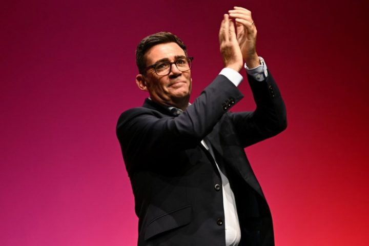 Le Premier ministre britannique Andy Burnham envisage une nouvelle adhésion à l'Union européenne.