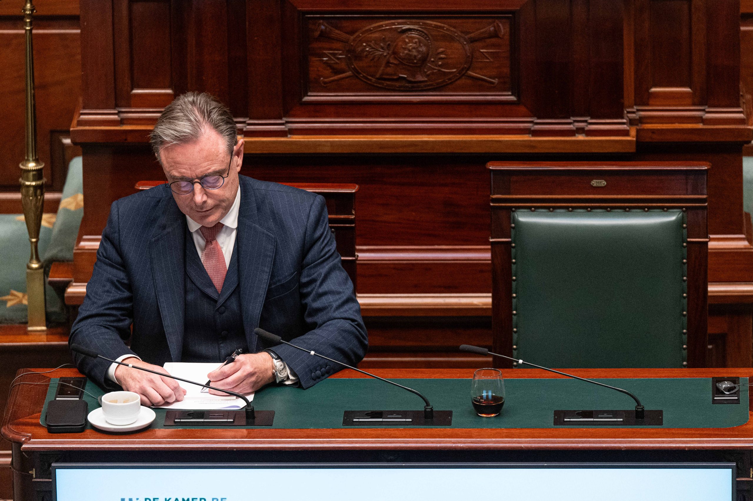 Le Premier ministre De Wever revoit ses ambitions budgétaires, visant 4 milliards d'euros de coupes pour l'année prochaine