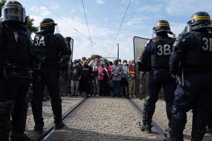 Le Premier ministre français défend l'action de la police après les blessures lors des manifestations étudiantes