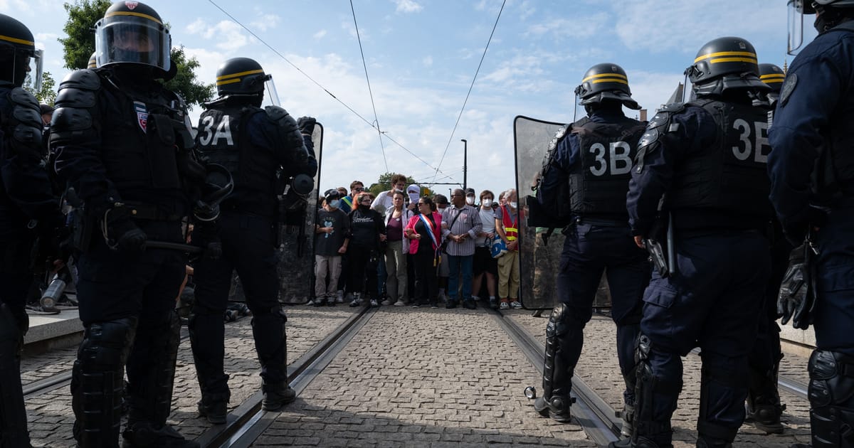 Le Premier ministre français défend l'action de la police après les blessures lors des manifestations étudiantes