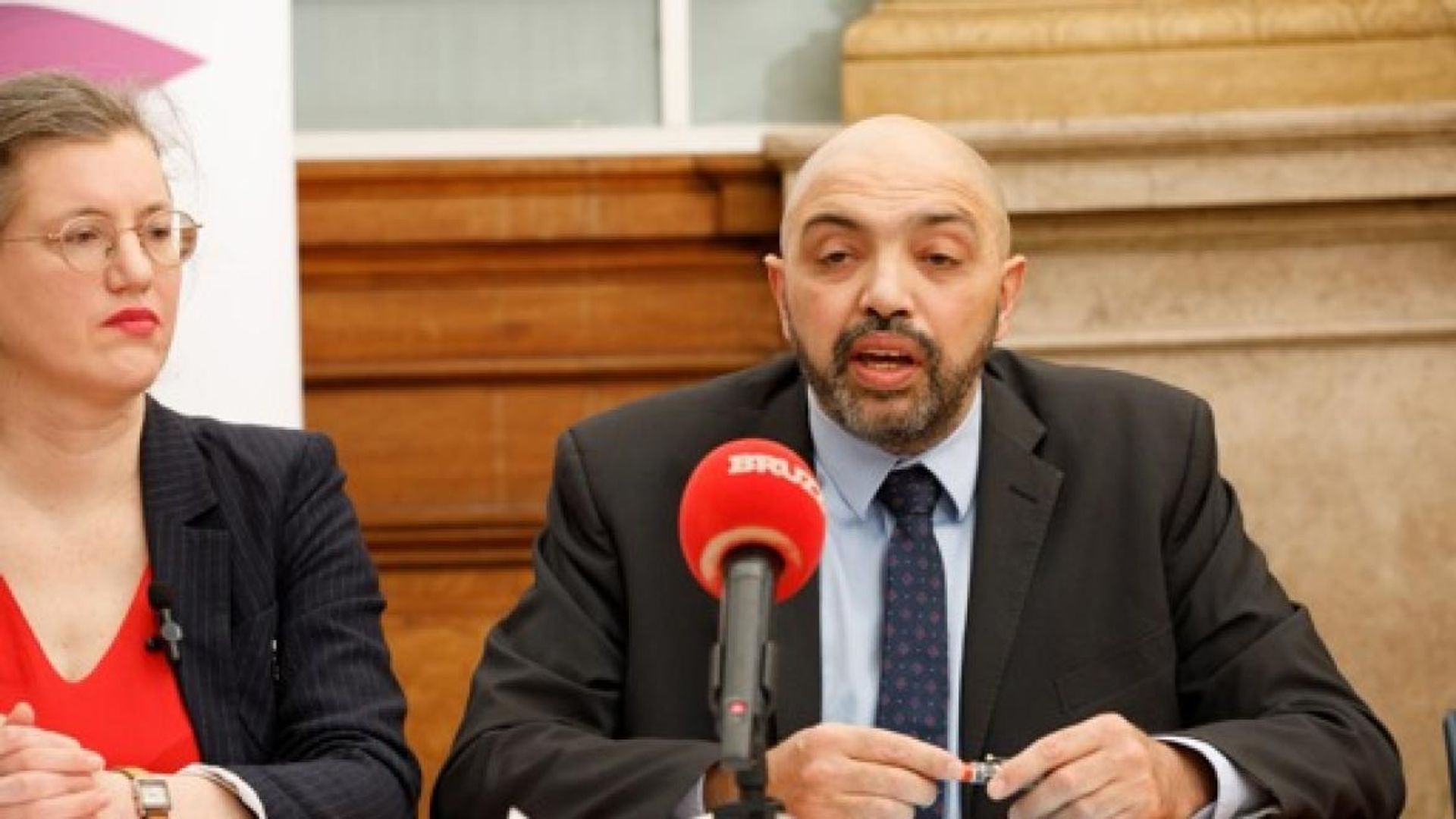 Le président du CPAS de Molenbeek porte plainte après avoir reçu des menaces de mort d’un homme français