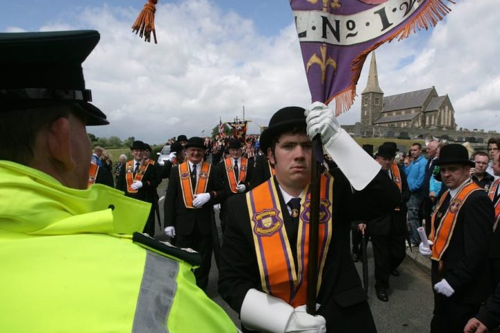 Le Royaume-Uni renverse sa décision sur le défilé protestant à travers un quartier catholique en Irlande du Nord.