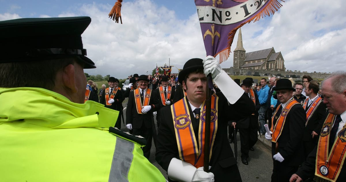 Le Royaume-Uni renverse sa décision sur le défilé protestant à travers un quartier catholique en Irlande du Nord.