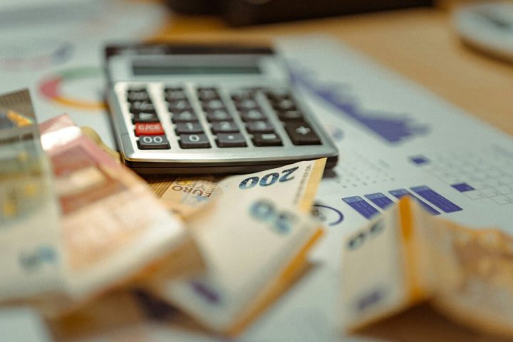 Les communes bruxelloises prévoient un léger excédent pour 2026 tout en faisant face à des pressions financières significatives