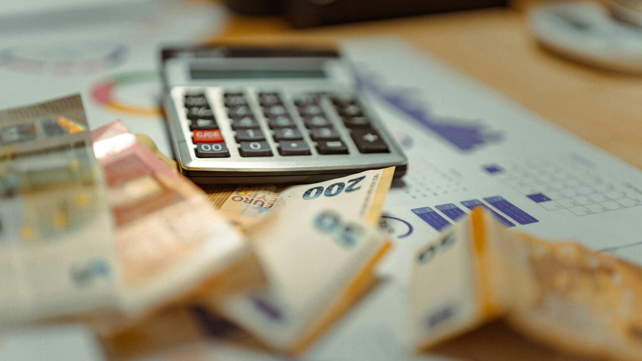 Les communes bruxelloises prévoient un léger excédent pour 2026 tout en faisant face à des pressions financières significatives