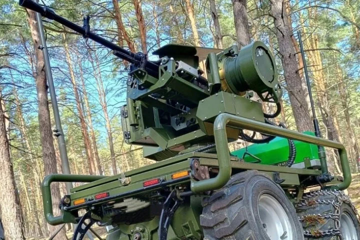 Les forces de défense aérienne ukrainiennes interceptent des drones russes grâce à des tourelles robotiques, selon un porte-parole