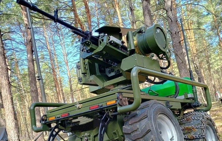 Les forces de défense aérienne ukrainiennes interceptent des drones russes grâce à des tourelles robotiques, selon un porte-parole