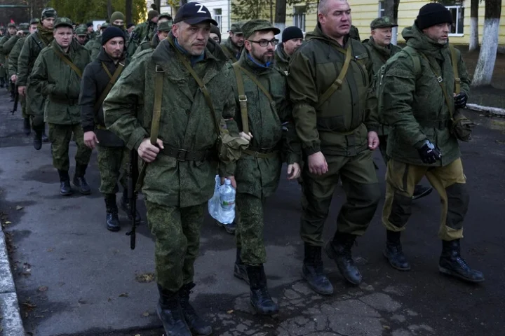 Les forces russes prennent le village d'Ivanivka et avancent près de Dobropillia