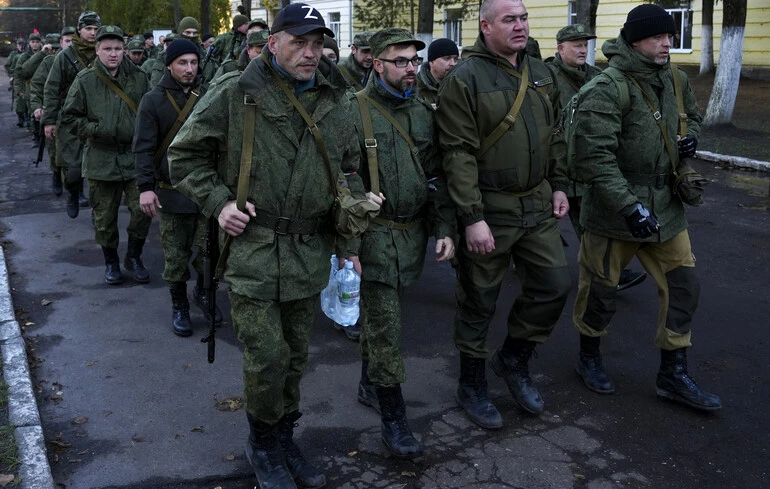 Les forces russes prennent le village d'Ivanivka et avancent près de Dobropillia
