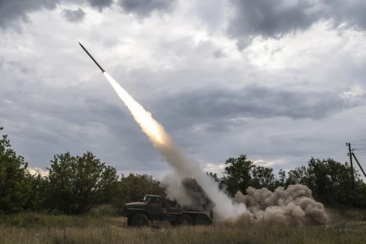 Les forces ukrainiennes réalisent des frappes ciblées sur des sites militaires russes dans les régions de Donetsk et de Luhansk