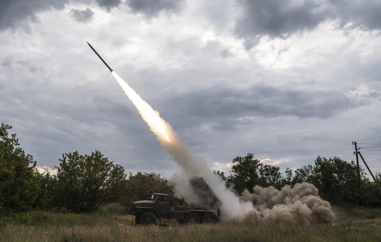 Les forces ukrainiennes réalisent des frappes ciblées sur des sites militaires russes dans les régions de Donetsk et de Luhansk