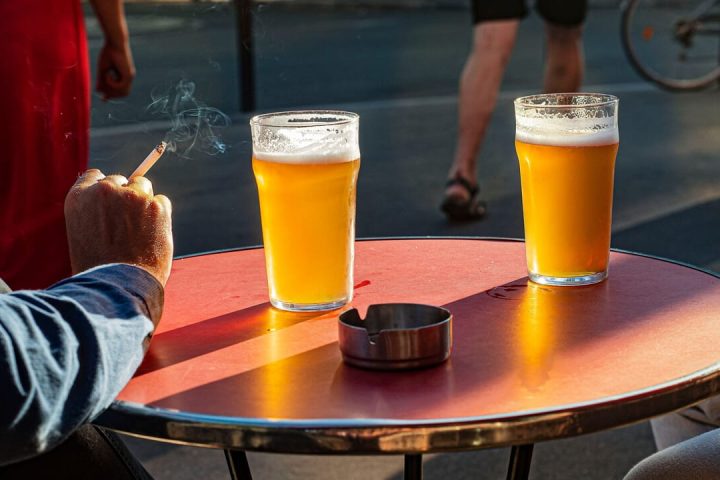 Les fumeurs pourront continuer à fumer sur les terrasses après le 1er janvier 2027