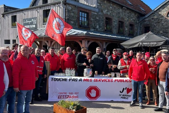 Les pompiers de Verviers se rassemblent à la Baraque Michel pour réclamer plus de ressources face aux inquiétudes de coupes budgétaires.