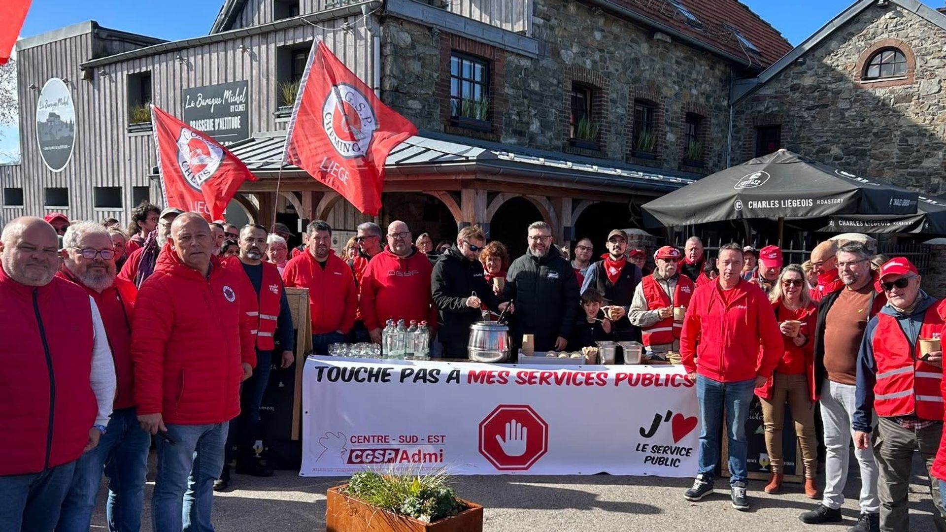 Les pompiers de Verviers se rassemblent à la Baraque Michel pour réclamer plus de ressources face aux inquiétudes de coupes budgétaires.