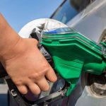 Les prix des carburants demeurent élevés en Belgique malgré de légères baisses, influençant les habitudes de consommation