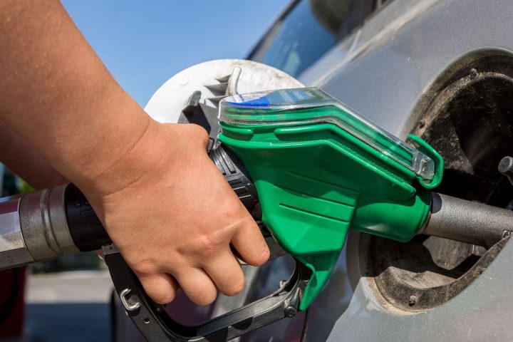 Les prix des carburants demeurent élevés en Belgique malgré de légères baisses, influençant les habitudes de consommation