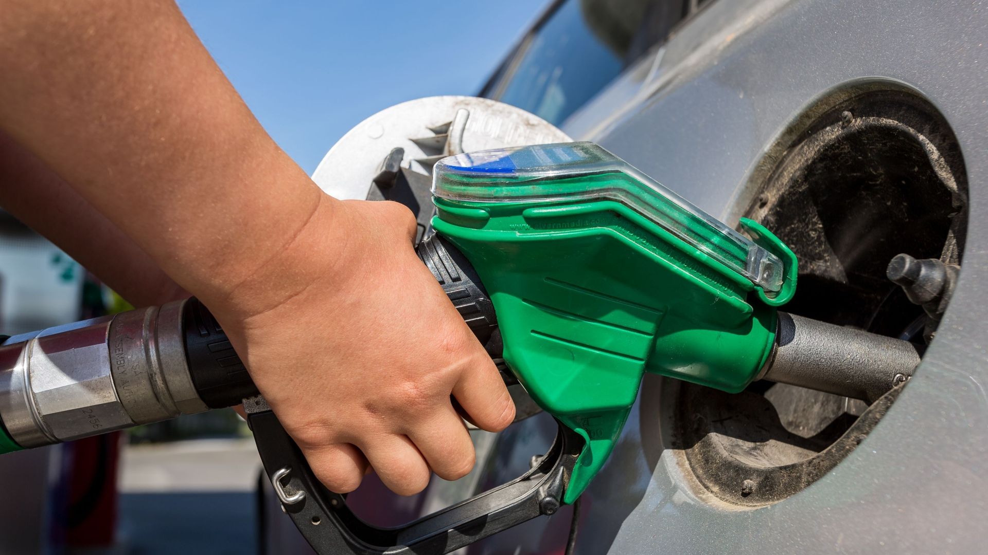 Les prix des carburants demeurent élevés en Belgique malgré de légères baisses, influençant les habitudes de consommation