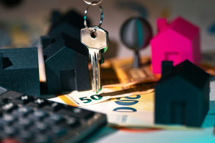 Les taux hypothécaires en Belgique augmentent, faisant grimper le coût d'un prêt de 300 000 € de 6 700 € en un mois.