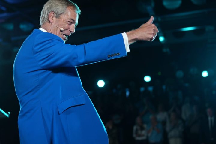 Les Tories évitent une coalition avec le parti Reform UK de Farage en raison de tensions internes.