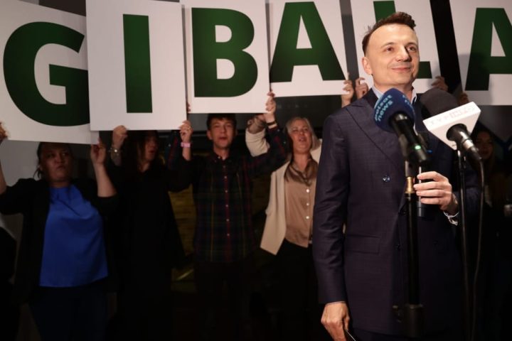 L'indépendant Łukasz Gibała remporte le second tour des élections municipales à Cracovie, défiant l'influence de la coalition du PM Tusk.