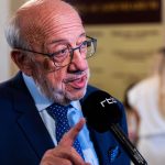Louis Michel souligne l'importance de remettre en question les déclarations politiques lors d'une discussion étudiante.