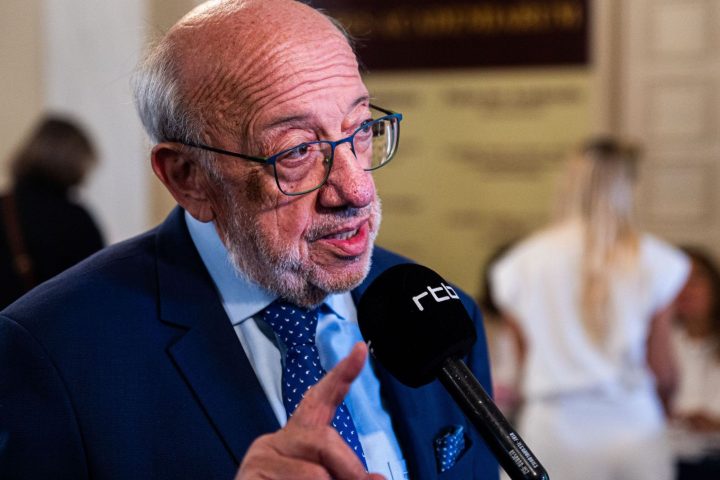 Louis Michel souligne l'importance de remettre en question les déclarations politiques lors d'une discussion étudiante.