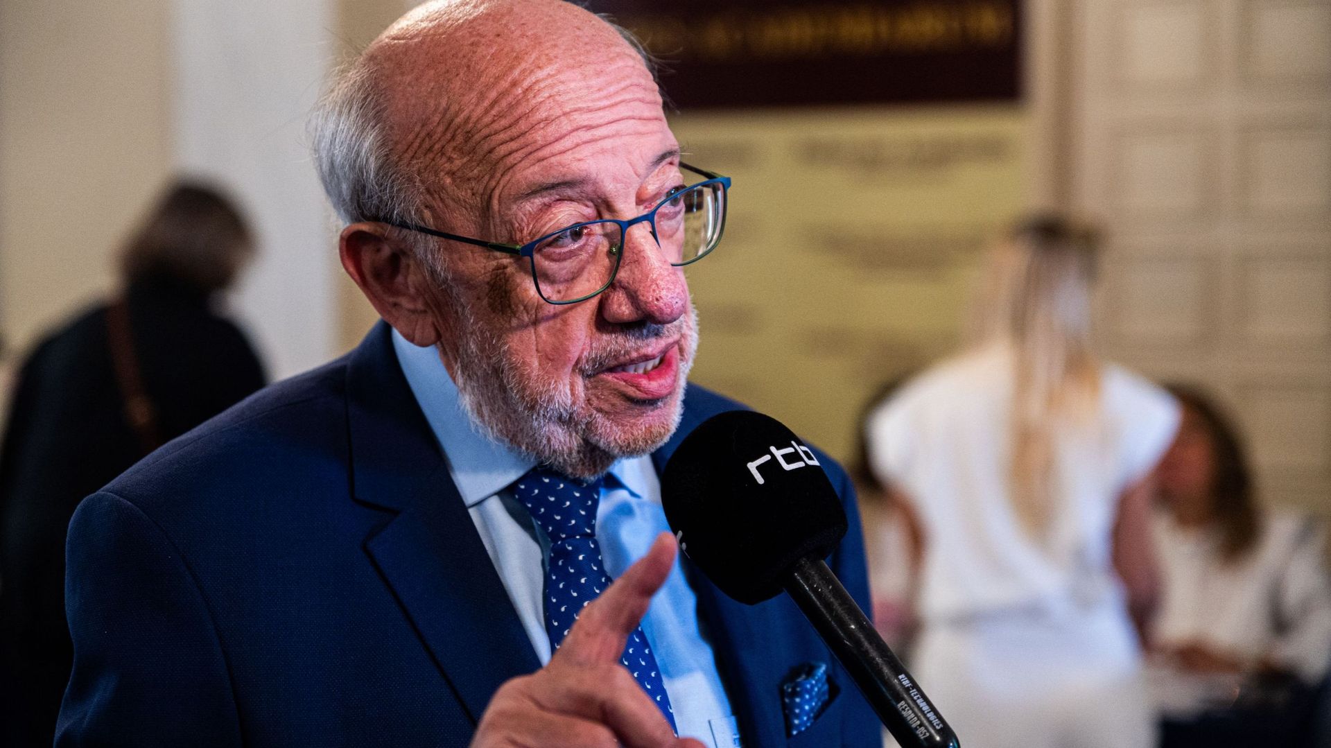 Louis Michel souligne l'importance de remettre en question les déclarations politiques lors d'une discussion étudiante.