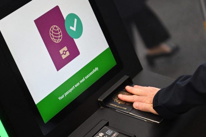 L'UE envisage de durcir les règles de visa pour les touristes russes afin de renforcer la sécurité face aux menaces hybrides.